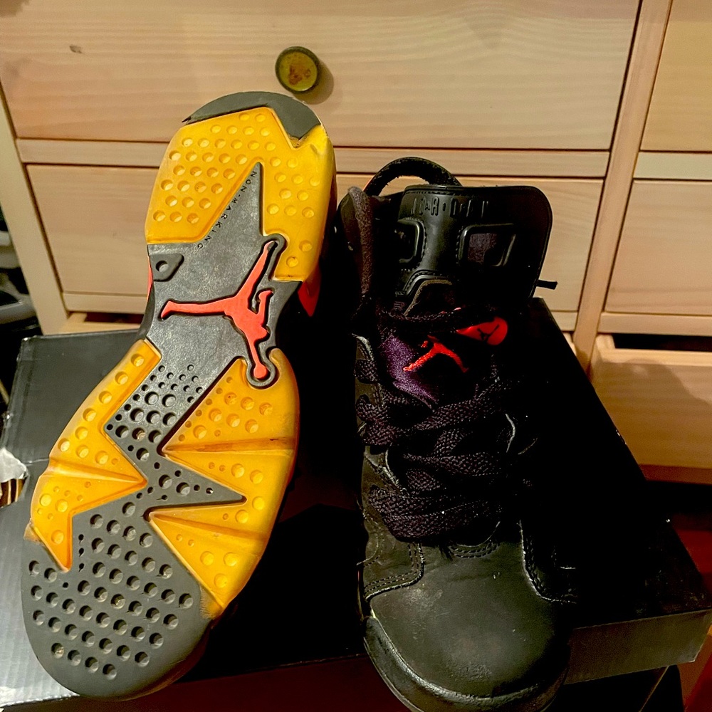 Air Jordan infrared black 5.5 youth unisex.. original air Jordan